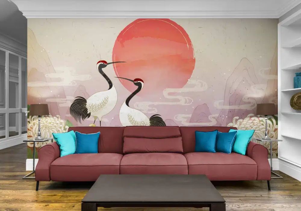 Ambiance zen et poétique dans ce salon décoré d'un papier peint oriental représentant des grues et un soleil rougeoyant.