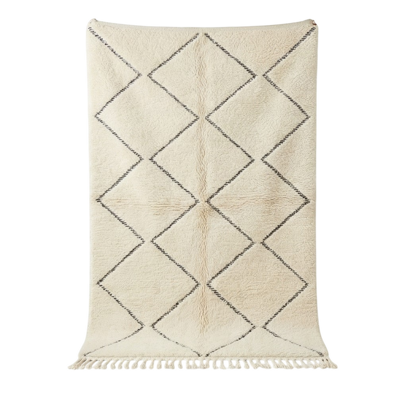 Tapis marocain en laine blanc cassé à motif losanges HAJI, avec des franges.