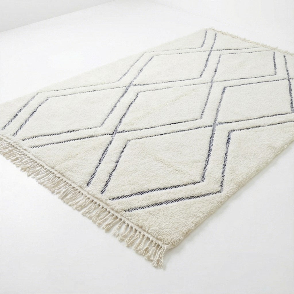Grand tapis en relief ivoire à motif losanges, avec franges décoratives.