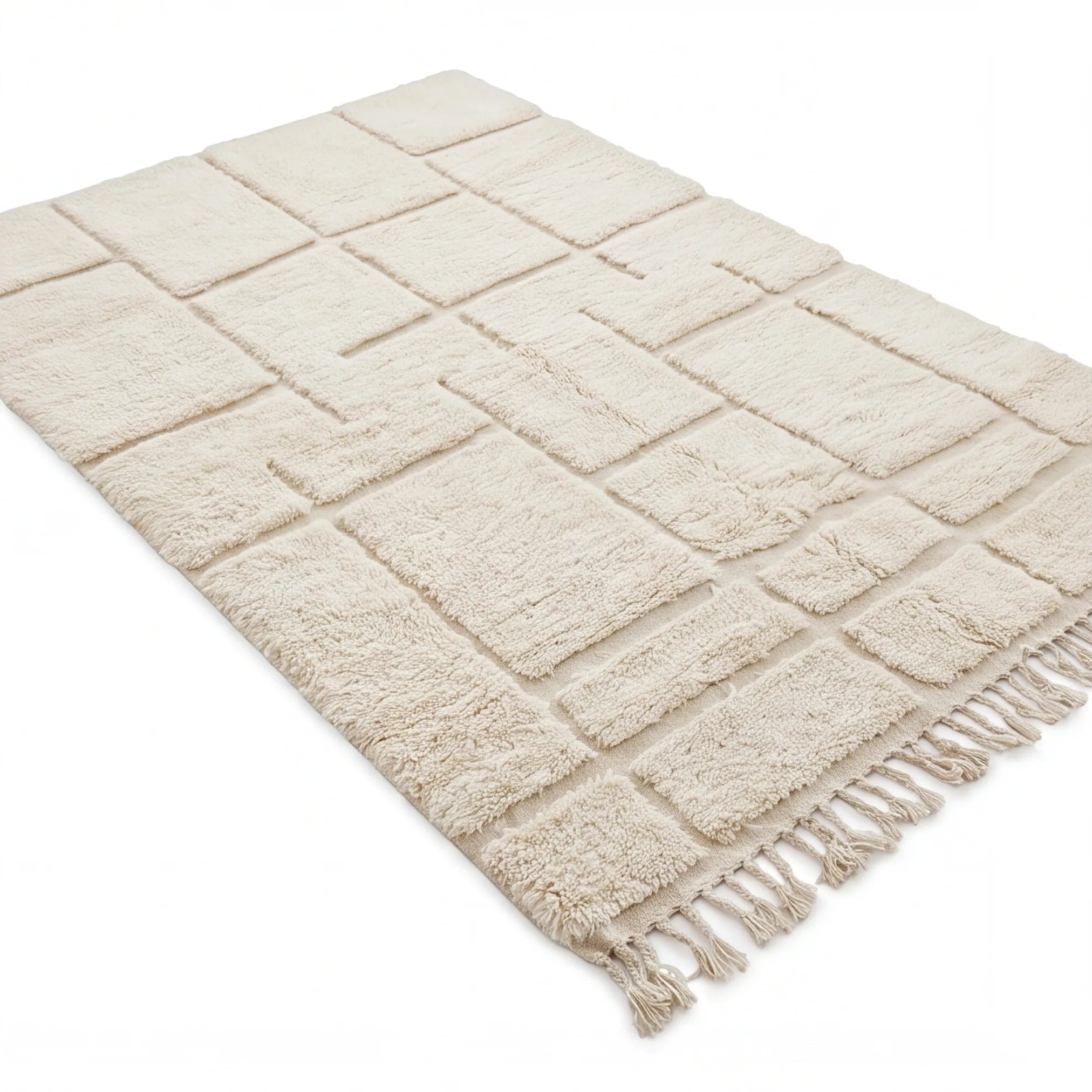 Tapis berbère écru graphique épuré, vue de trois quarts