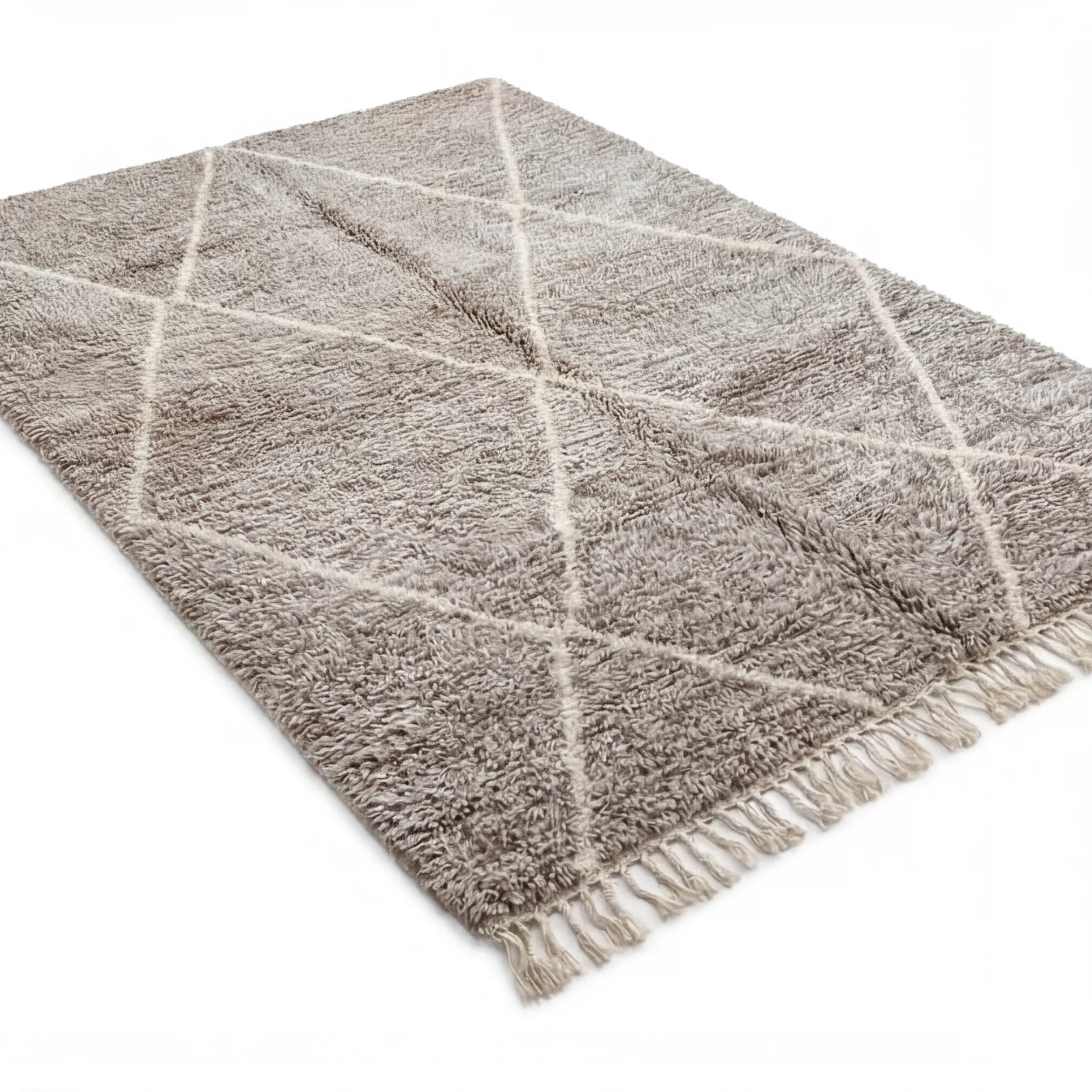 Tapis berbère écru et gris, vue de trois quarts