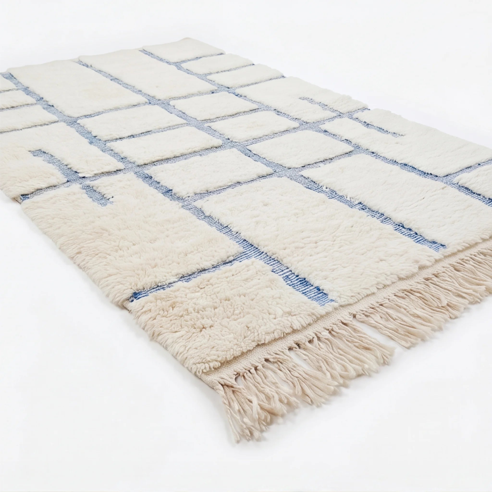 Tapis berbère écru à motif bleu, vue de trois quarts