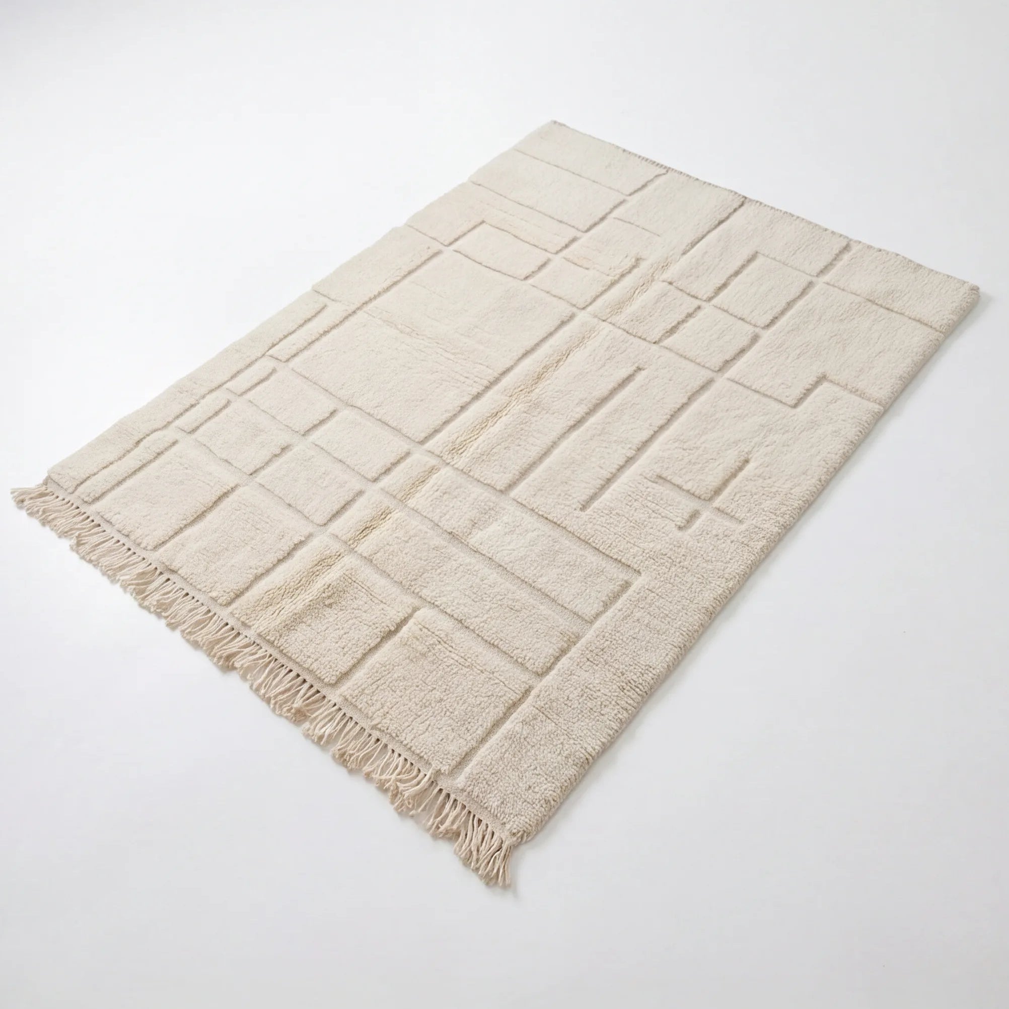 Tapis berbère écru lignes verticales, vue de trois quarts
