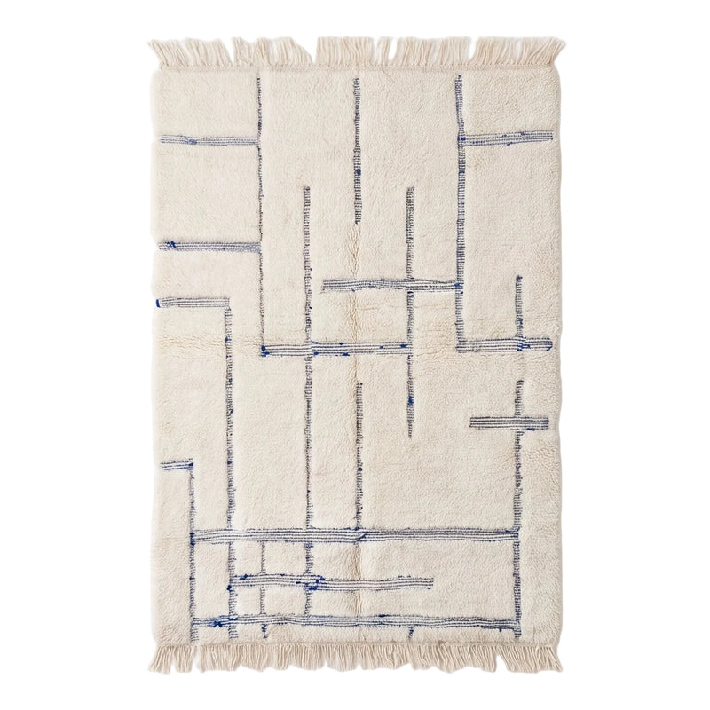 Tapis Béni Ouarain écru à motifs bleus, vue de dessus