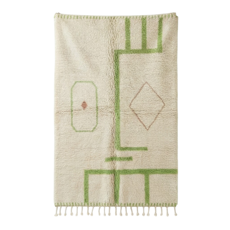 Tapis berbère ton vert Azilal, de style moderne, avec motif géométrique, texture laineuse et franges décoratives.