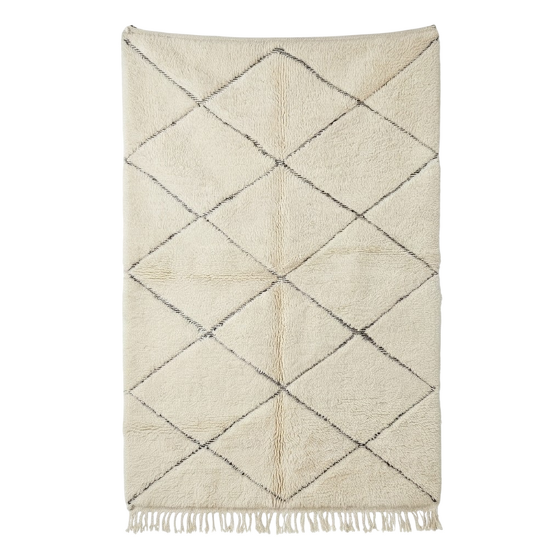 Tapis berbère blanc classique de motif losanges et franges décoratives.