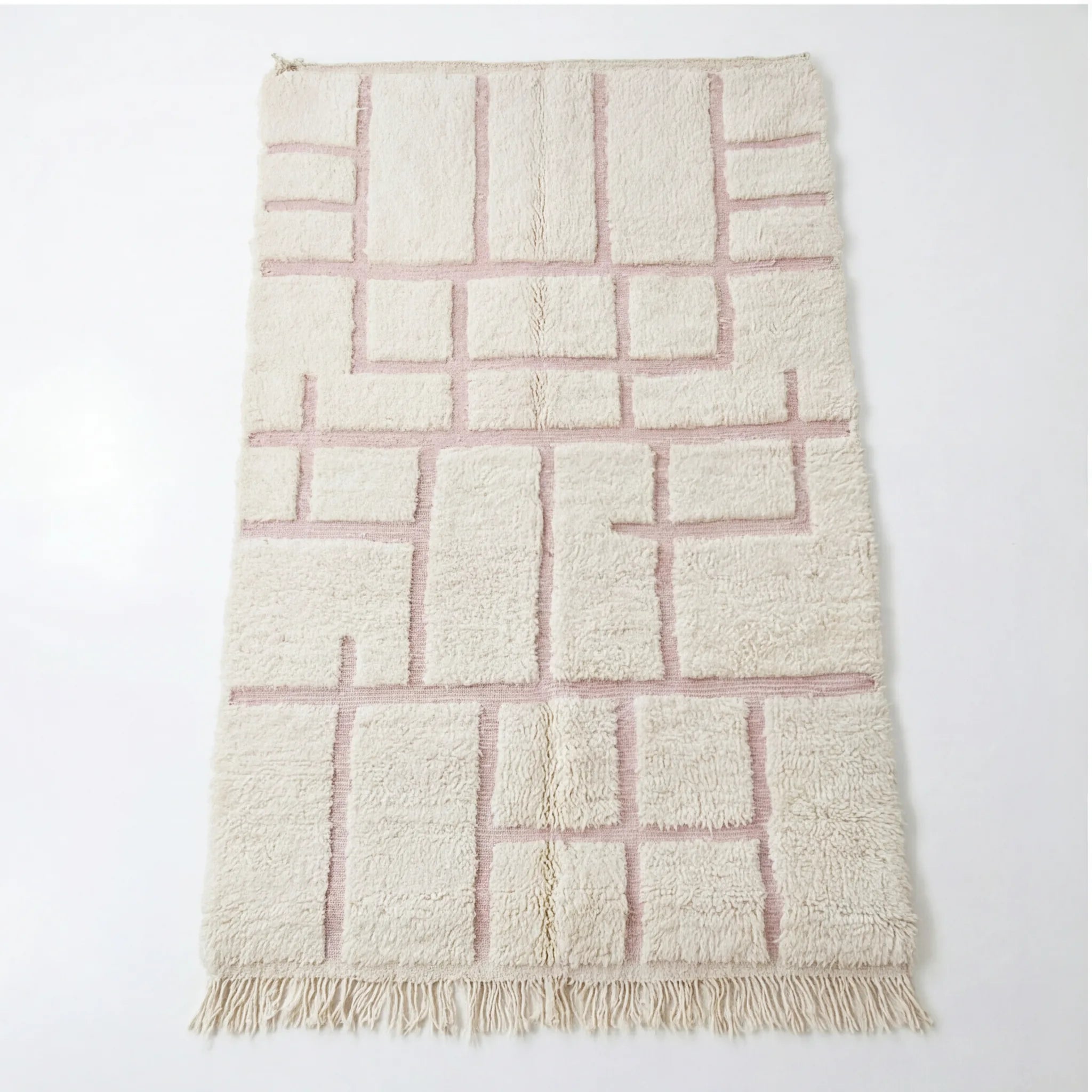 Tapis berbère écru à motifs géométriques roses