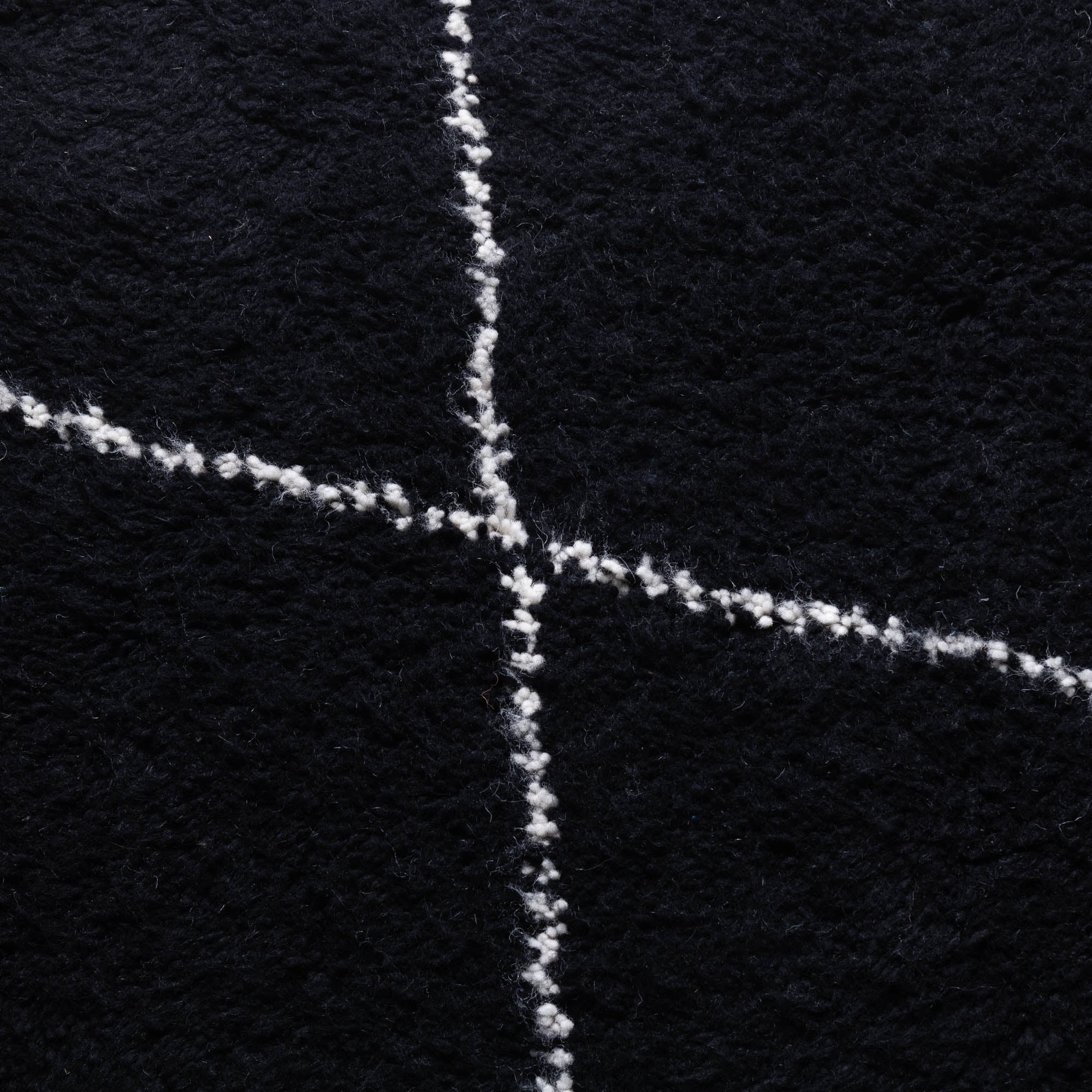 Tapis berbère rond noir losanges blanc - Sur mesure