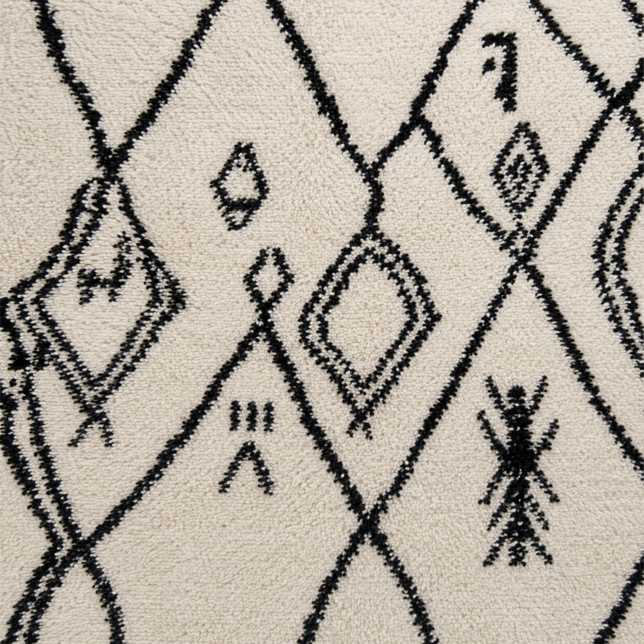 Tapis berbère Azilal blanc à grands losanges et symboles noirs