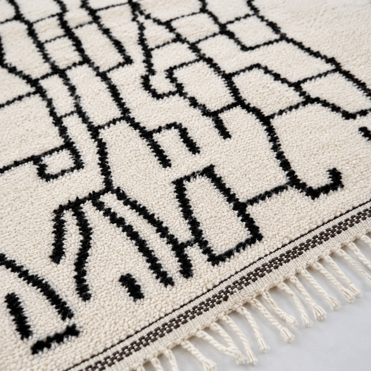 Tapis Azilal blanc aux motifs noirs