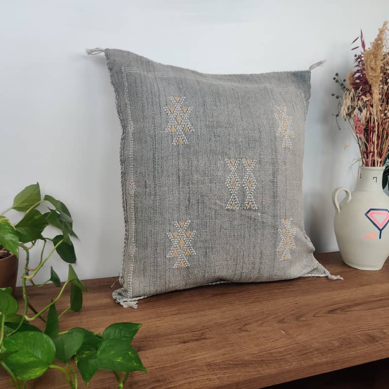 Coussin berbère Gris foncé en Soie de Cactus - MAZIR Décoration