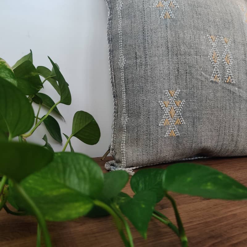 Coussin berbère Gris foncé en Soie de Cactus - MAZIR Décoration