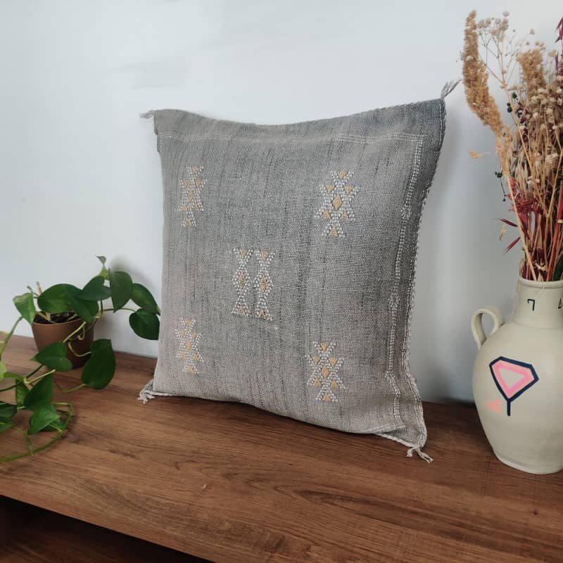 Coussin berbère Gris foncé en Soie de Cactus - MAZIR Décoration