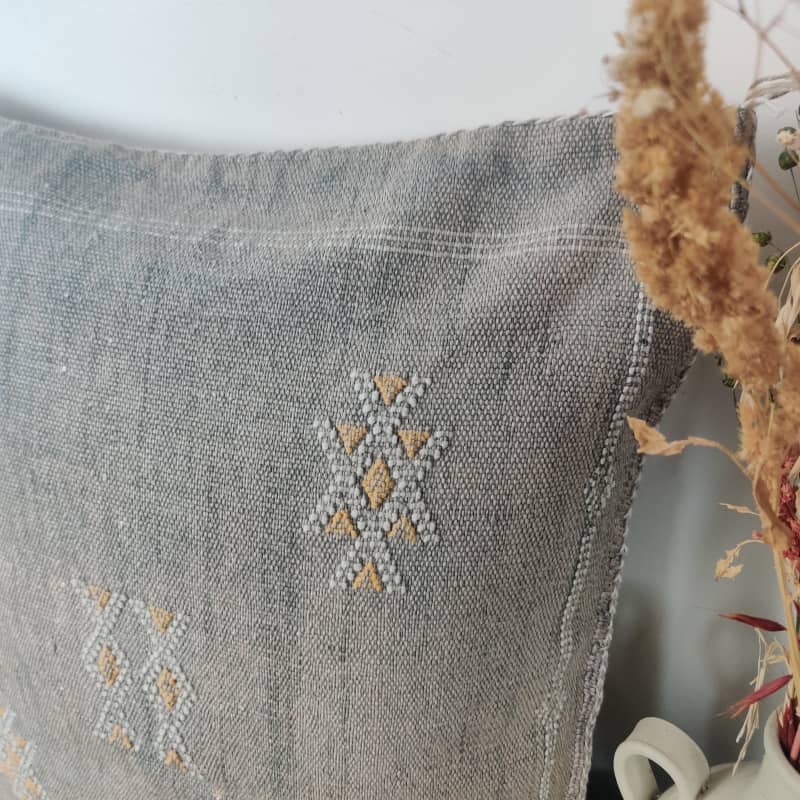 Coussin berbère Gris foncé en Soie de Cactus - MAZIR Décoration