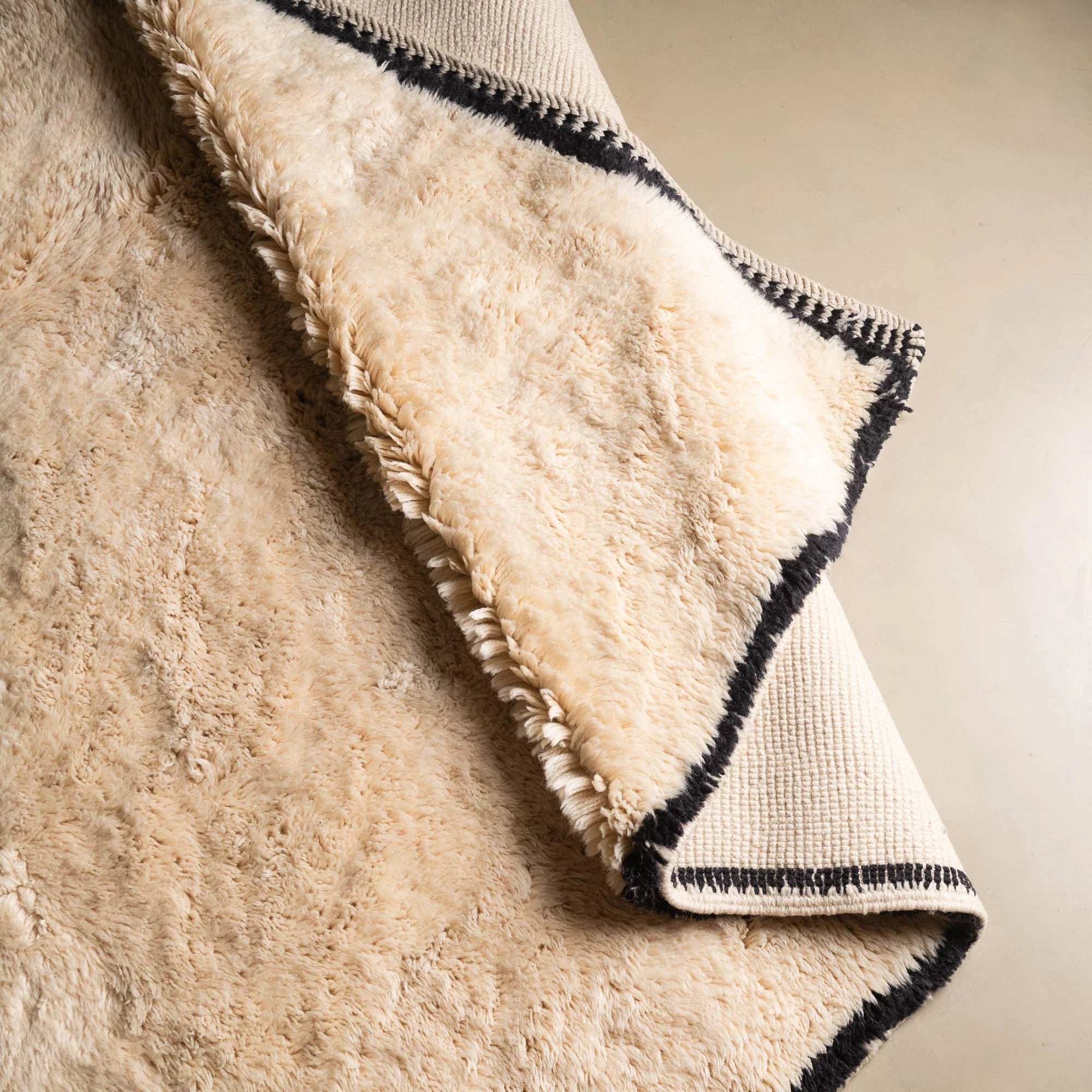 Tapis berbère uni bordure noir - Sur mesure