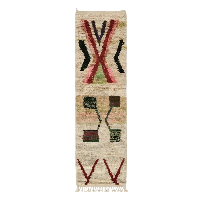 Tapis couloir berbère vintage beige avec motifs géométriques noirs, rouges, roses, verts et violets, franges aux extrémités.