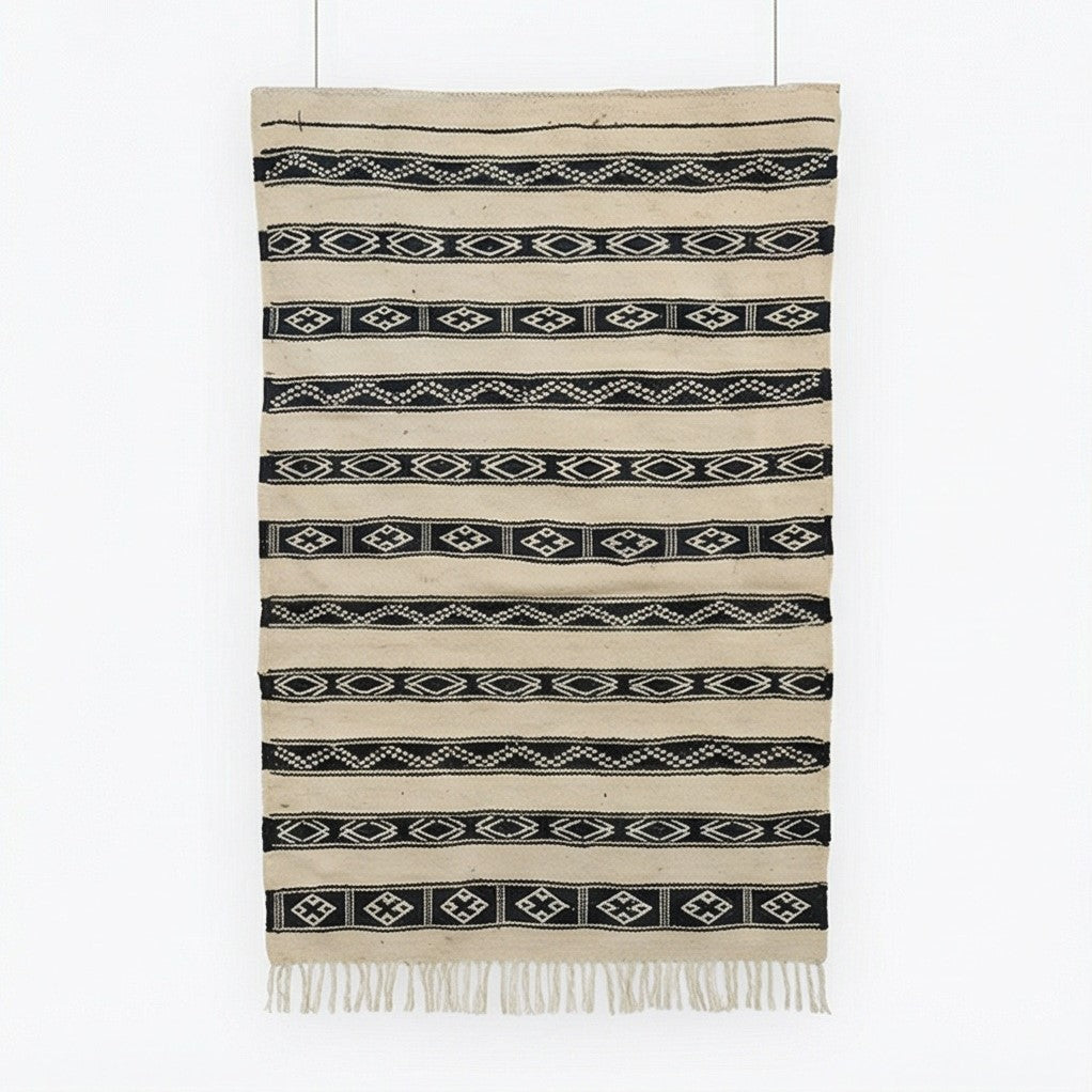 Petit tapis Kilim blanc et noir ethnique à motifs géométriques, avec franges.