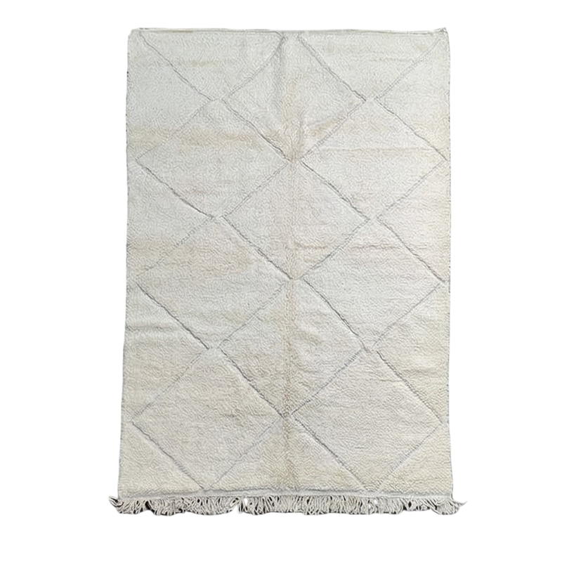 Grand tapis berbère blanc à motif losanges, de style traditionnel avec franges décoratives.