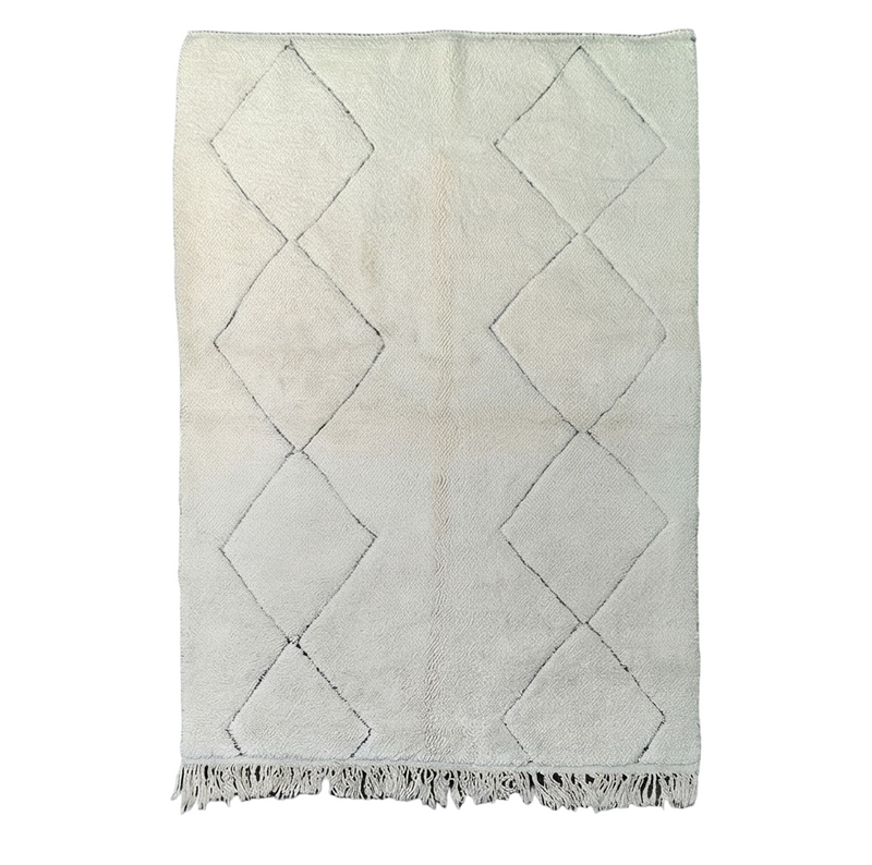 Tapis marocain blanc à losanges parallèles, de style berbère, avec franges décoratives.