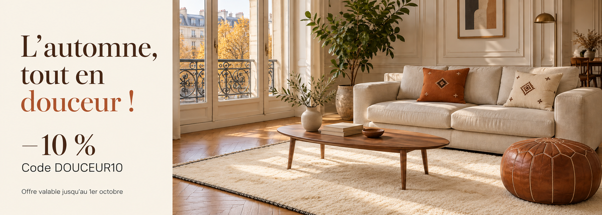 tapis berbere blanc au contour noir dans un salon parisien - Mazir Décoration