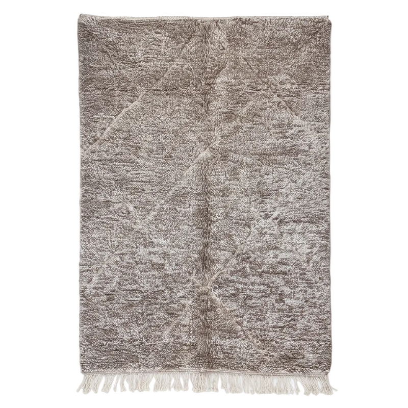 Vue de dessus du tapis Béni Ouarain brun chiné et écru à texture chinée discrète