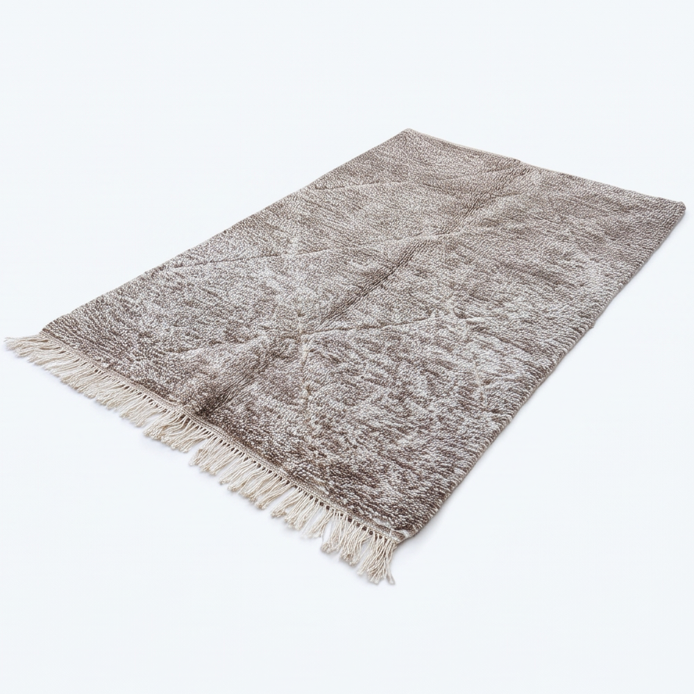Vue en perspective du tapis Béni Ouarain brun chiné et écru