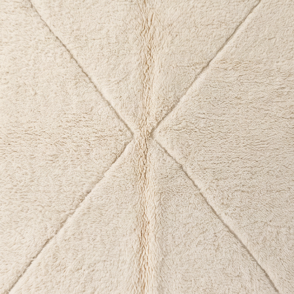 Gros plan sur la laine et le motif grand motif croisé ton sur ton du tapis Béni Ouarain