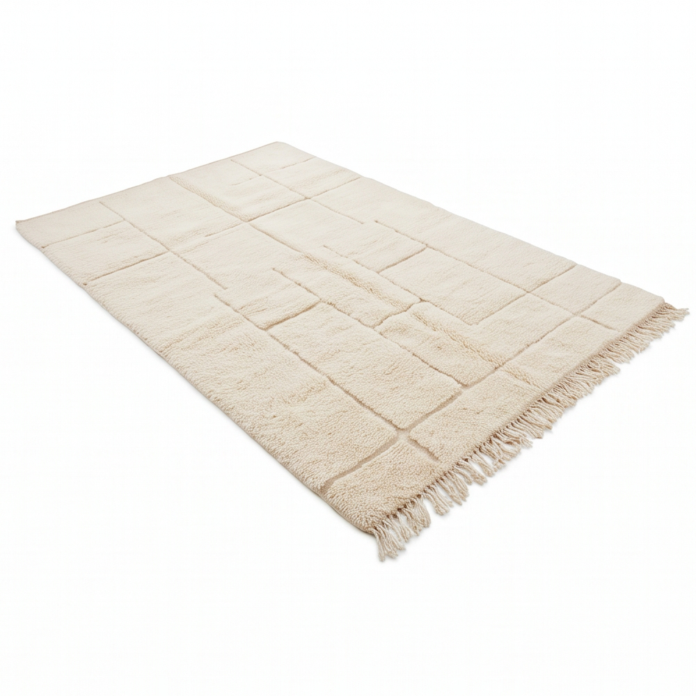 Vue en perspective du tapis Béni Ouarain écru et beige