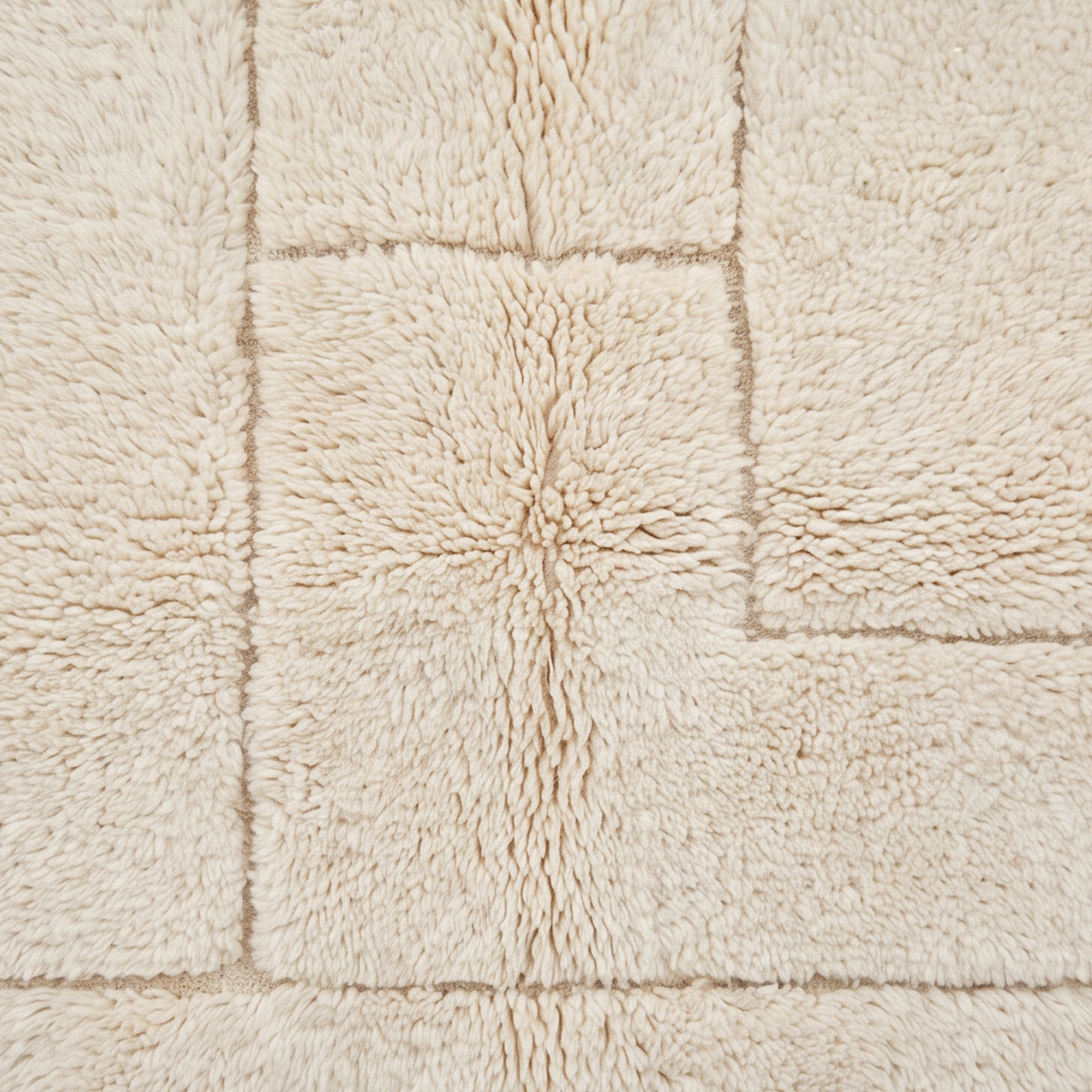 Gros plan sur la laine et le motif quadrillage de rectangles ton sur ton du tapis Béni Ouarain