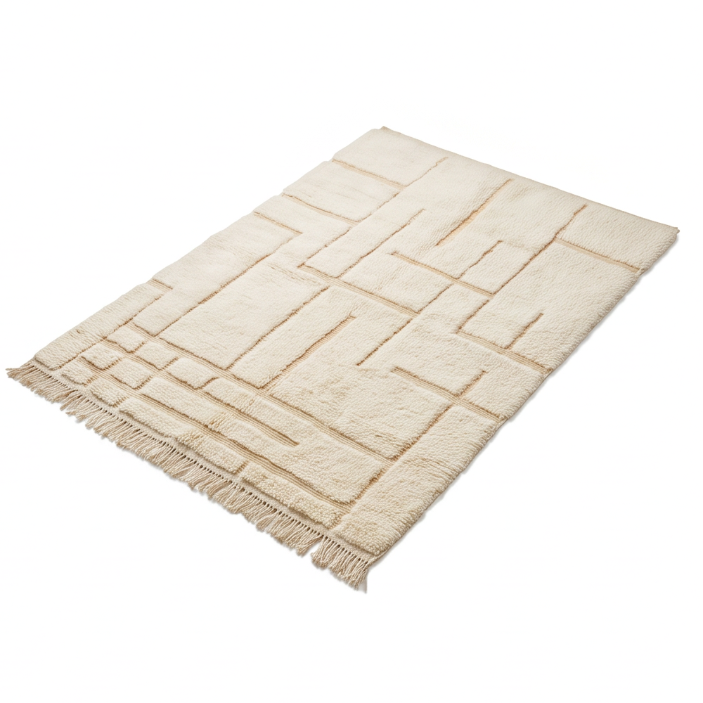 Vue en perspective d’un tapis Béni Ouarain écru à lignes architecturales