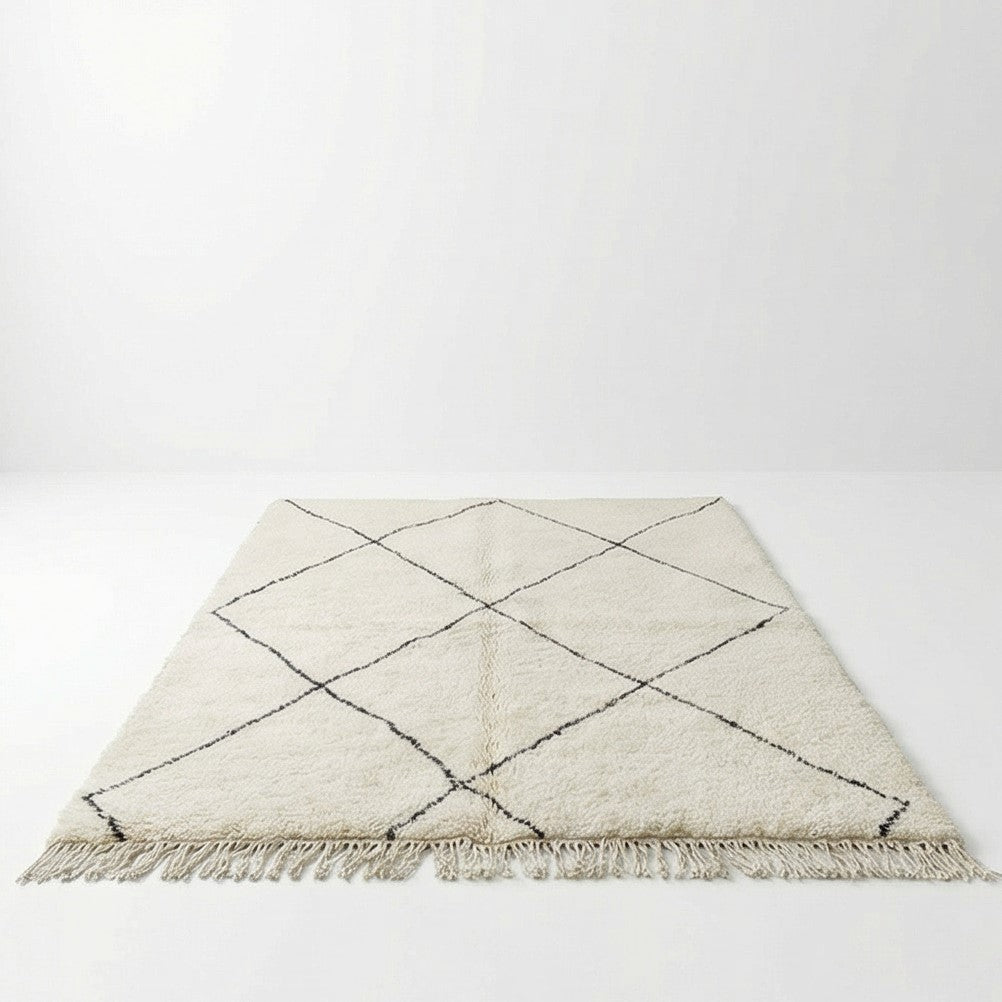 Tapis à losanges noirs de style marocain, à franges décoratives.