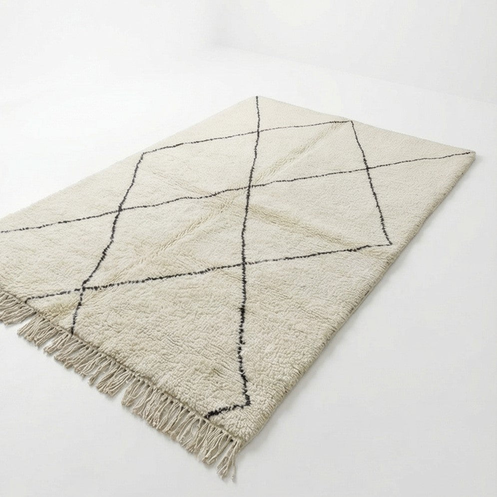 Tapis berbère blanc à losanges noirs de style marocain avec des franges.