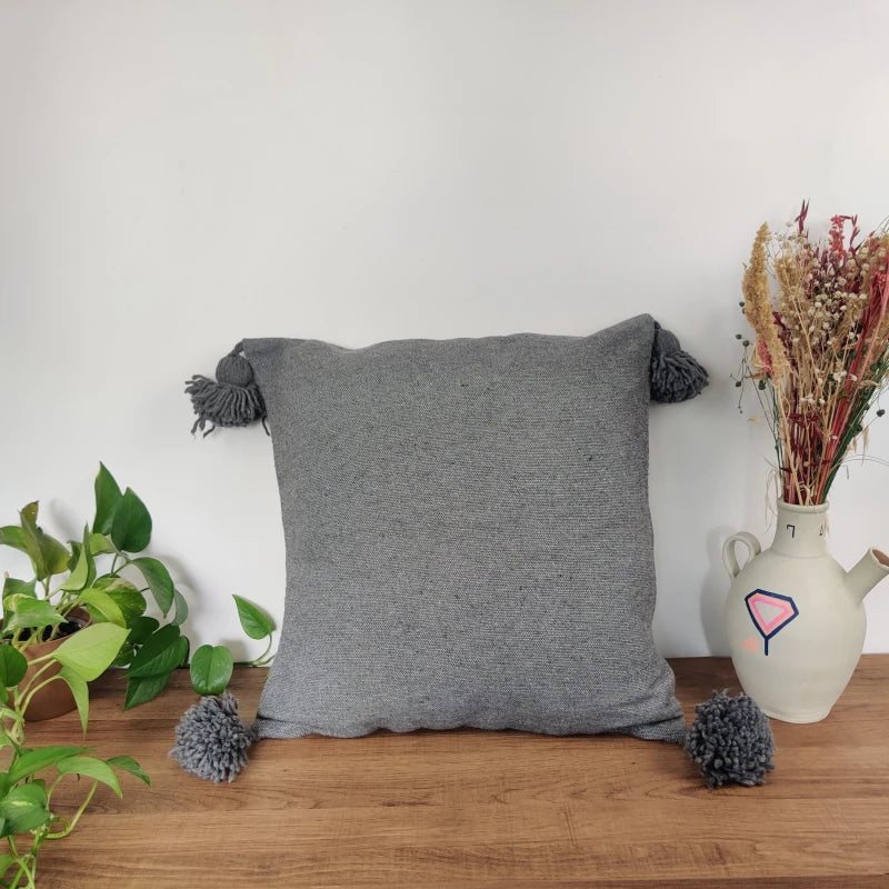 coussin à pompons gris