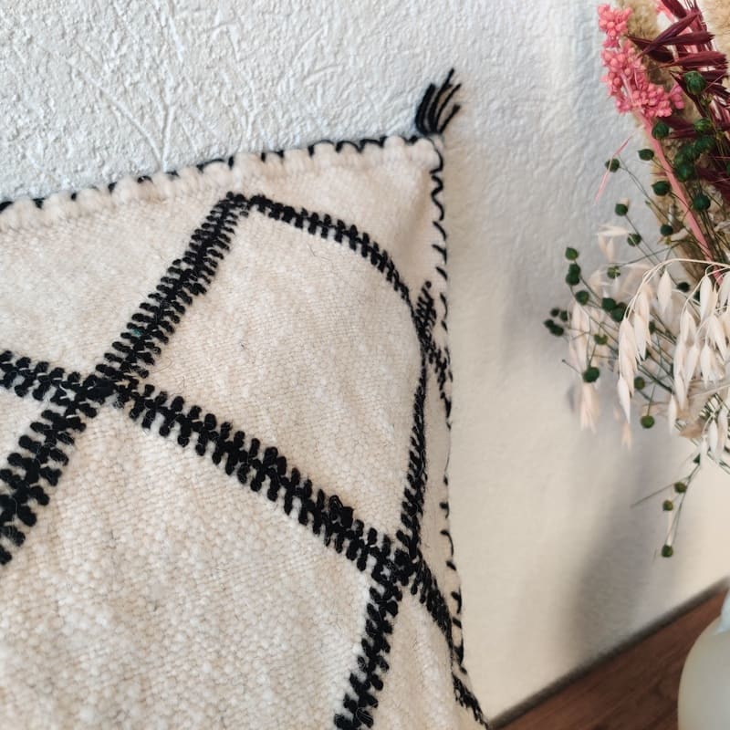 coussin kilim blanc et noir