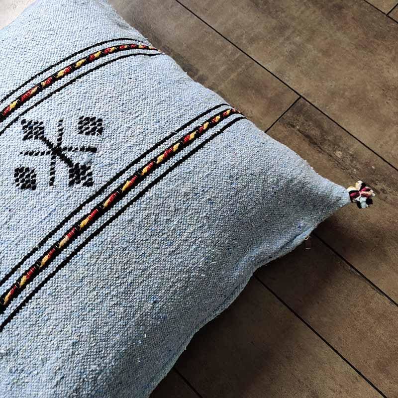 coussin à pompon bleu ciel