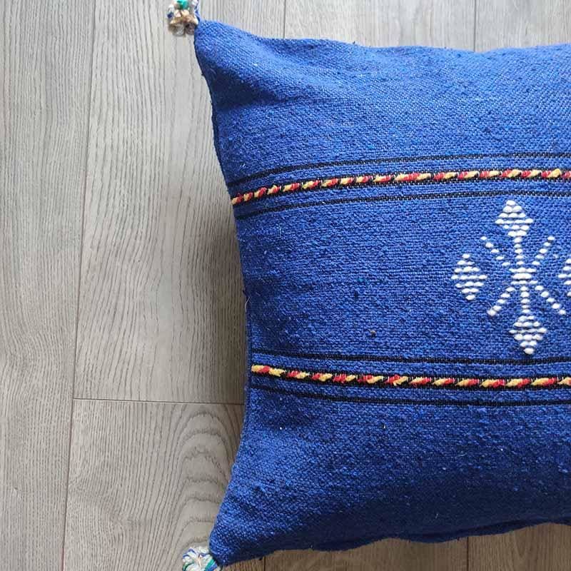 coussin pompon bleu
