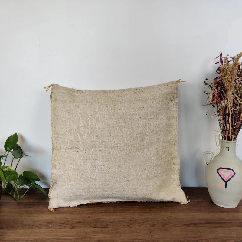 dos du coussin berbere à carreaux