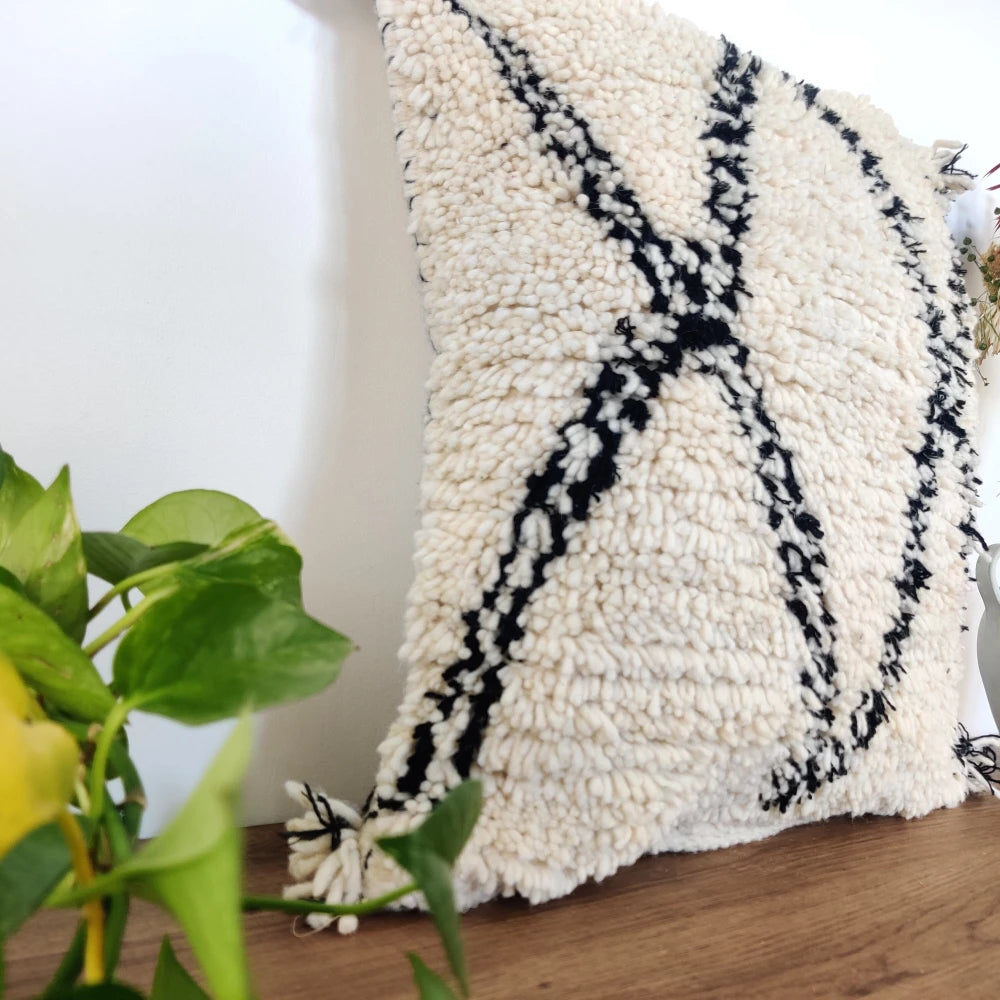 Coussin berbère en laine blanc et noir - MAZIR Décoration