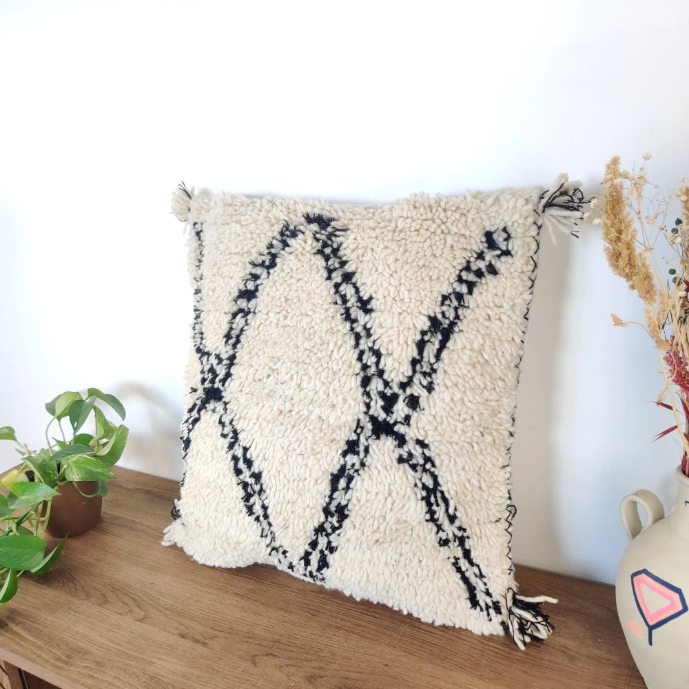 Coussin berbère en laine blanc et noir - MAZIR Décoration