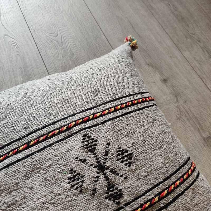 coussin pompon gris