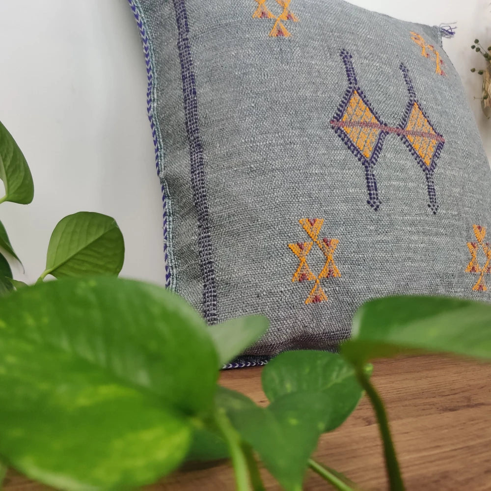Coussin berbère Gris fer en Soie Végétale - MAZIR Décoration