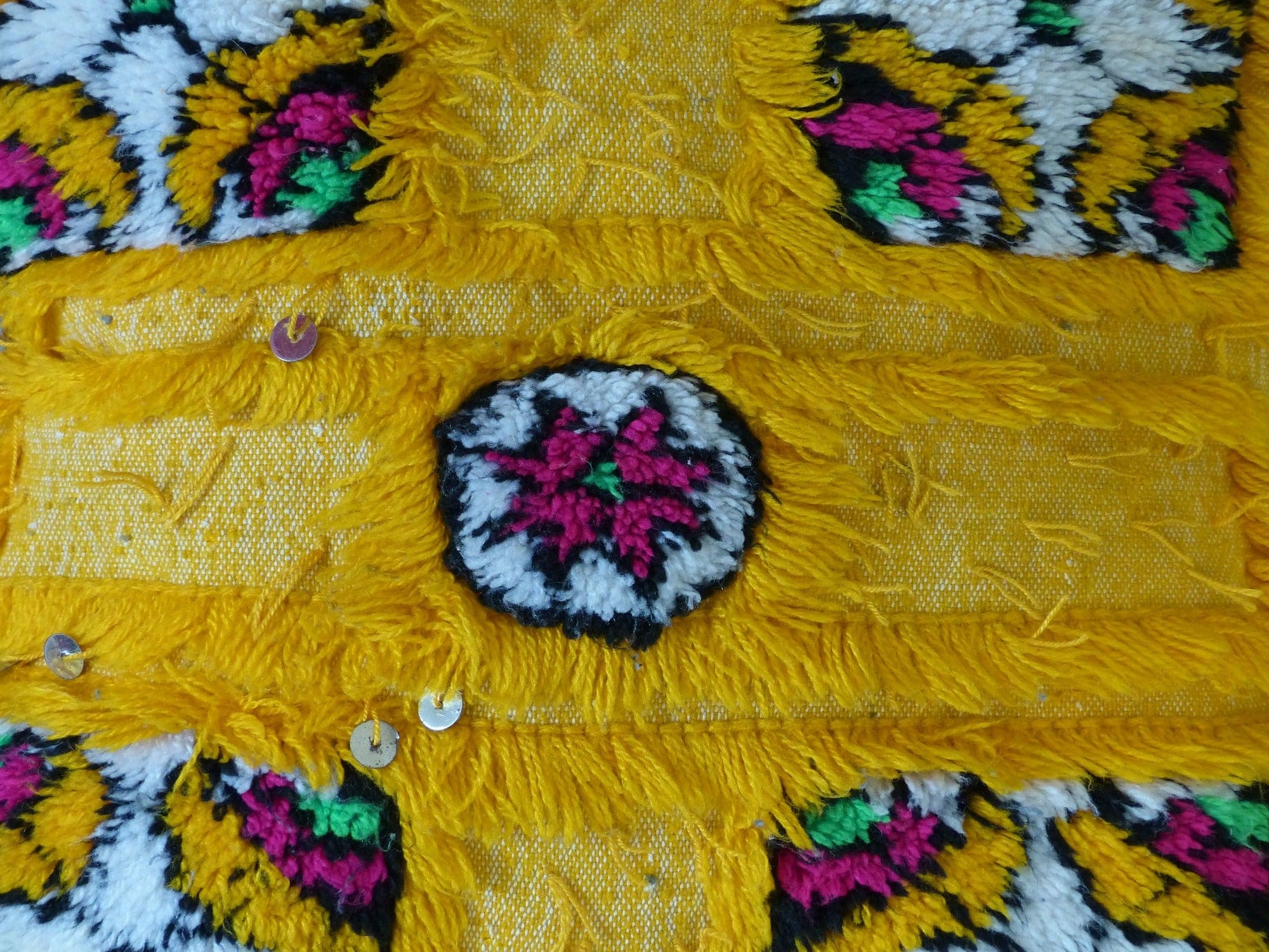 coussin jaune fait main