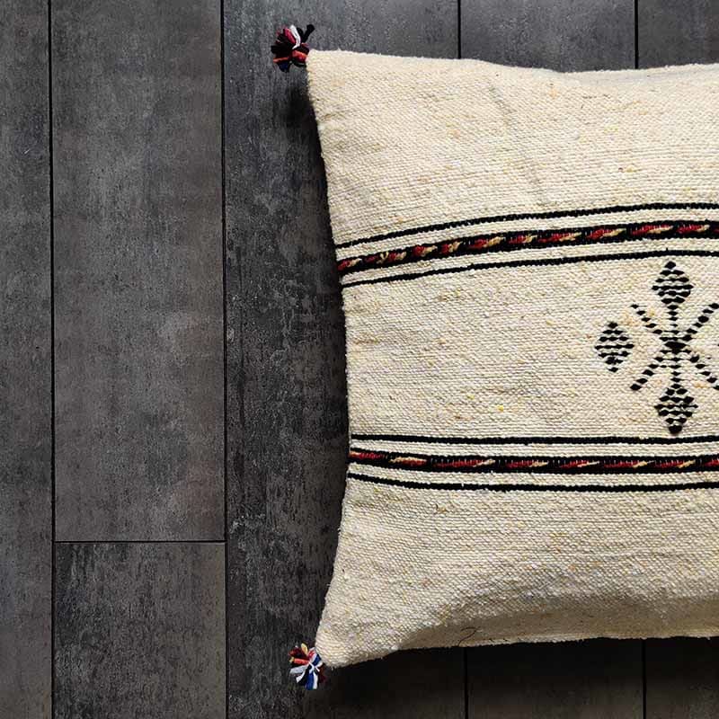 coussin pompon jaune pale