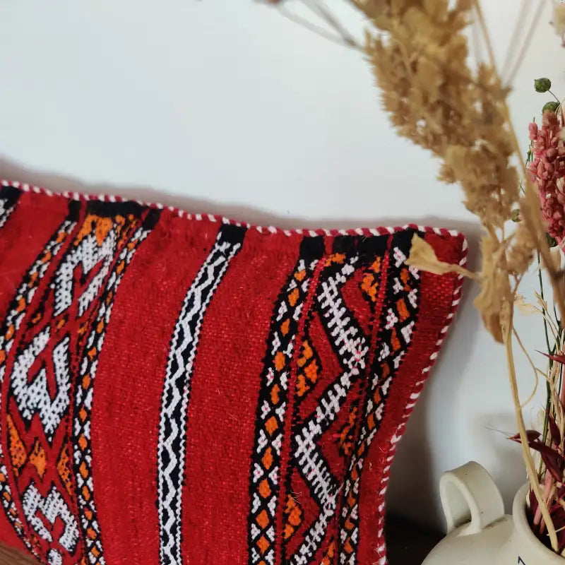 Détail artisanal du Coussin Kilim ethnique rouge berbère 