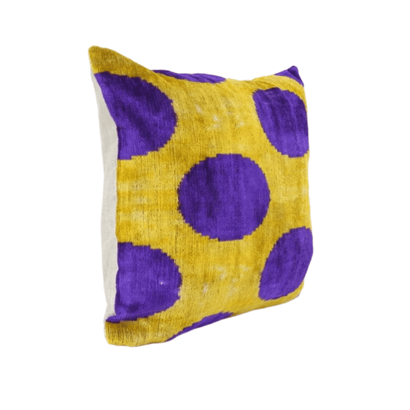 Coussin en velours Ikat doré motif violet