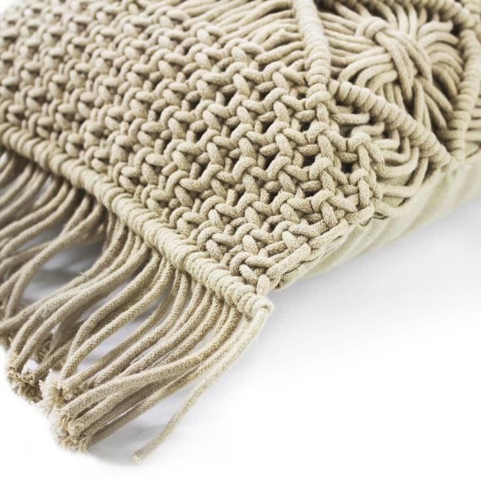 Détail du tressage du coussin macramé