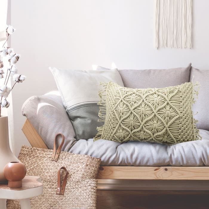 Coussin macramé en situation dans un salon bohème