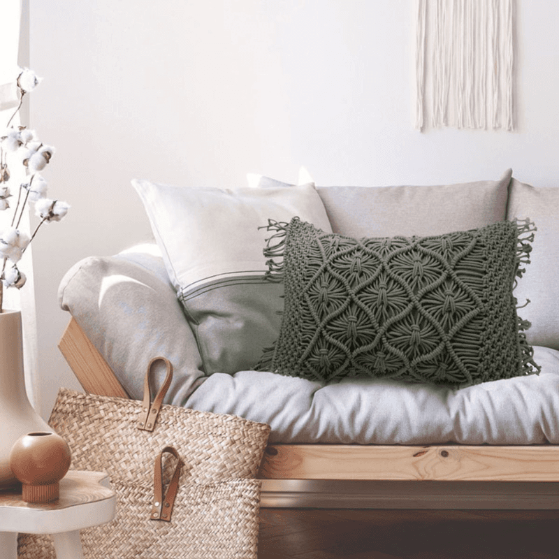 Coussin macrame vert foncé dans un décor bohème