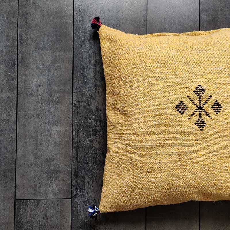 coussin à pompons jaune