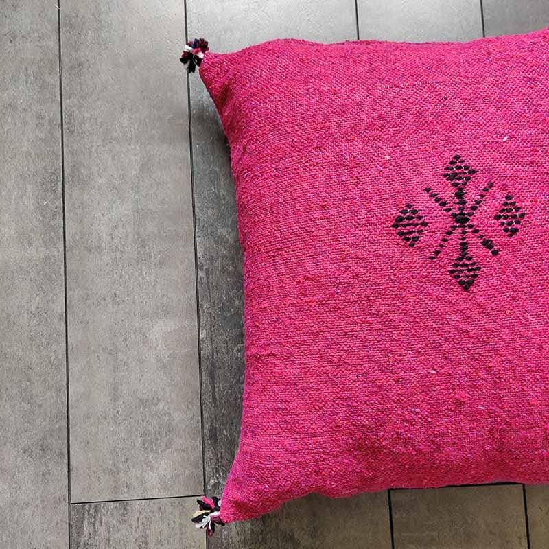 coussin pompon rose